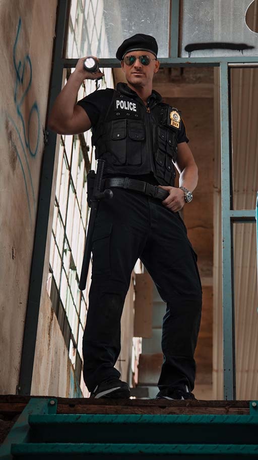 Sexy Stripper-Polizist in Linz buchen: Stripper Chris sorgt für heiße Unterhaltung